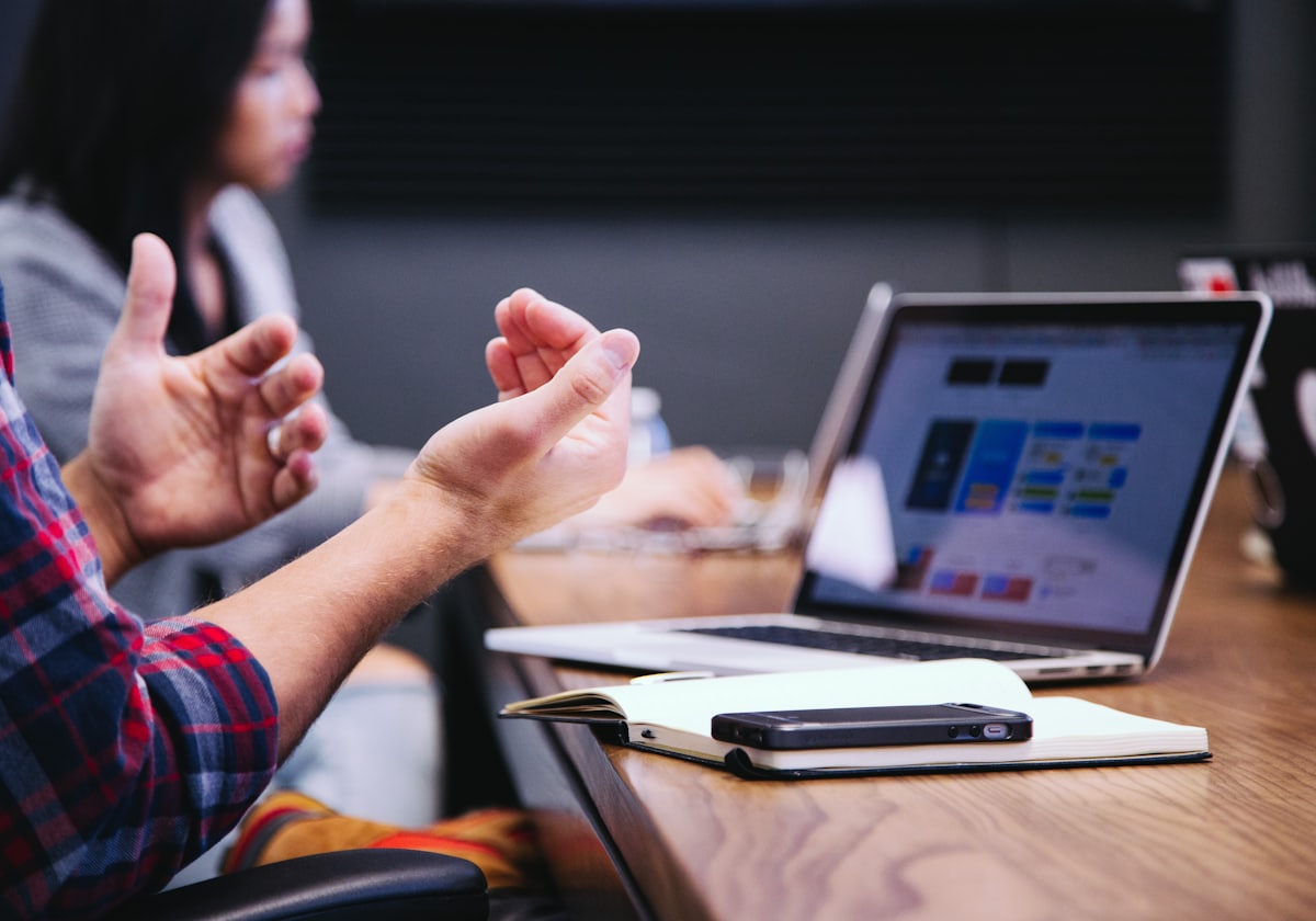 Session de formation Odoo — échanges autour d'un laptop